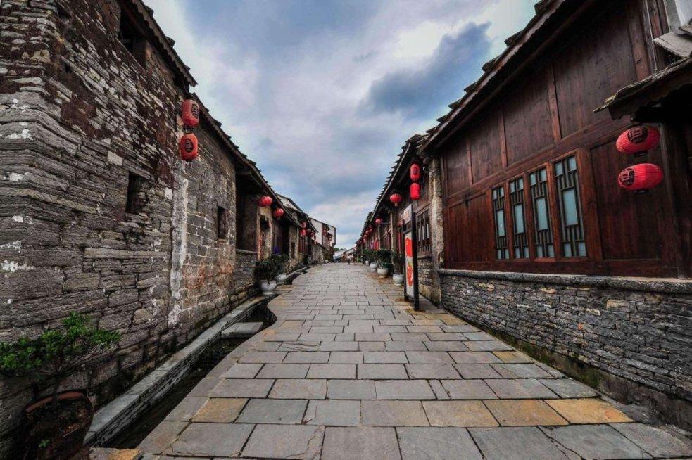 解疑答惑,尽在手机屏幕摔到漏液怎么办(手机漏液的屏幕能修复吗)