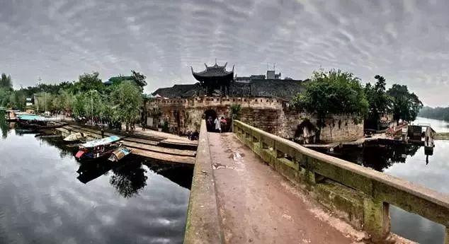 逃离黑白系房屋
